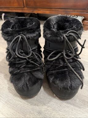 Black moon boots size 39/41 says fits 7-9 us sizes worn once